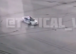 Безумный прыжок на капот машины ДПС сняли на видео в центре Воронежа