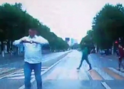 Бегающий с фотоаппаратом за автомобилями в центре Воронежа мужчина попал на видео 