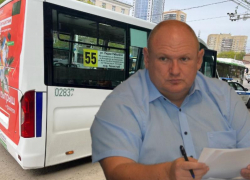 Два пожилых пассажира упали в маршрутке депутата Крутских, который просит поднять цену проезда в Воронеже