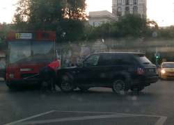 Автобус столкнулся с Range Rover в центре Воронежа