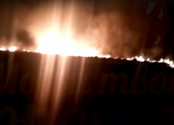 Может выйти из-под контроля: горение холмов сняли в Воронежской области 