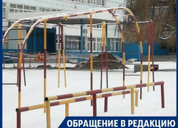 Новую опасную яму разрыли у школы воронежские коммунальщики