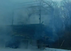 Каркас сгоревшей машины на трассе в Воронежской области записали на видео 