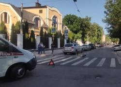 Автомобилистка сбила двух подростков, ехавших на одном самокате через дорогу в Воронеже 