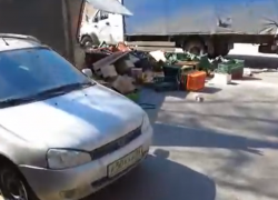 Хлеб из грузовика вывалился на дорогу после ДТП в Воронеже