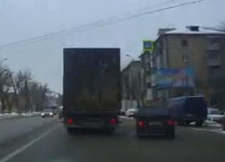 На видео попало, как в Воронеже фура впечаталась в две легковушки