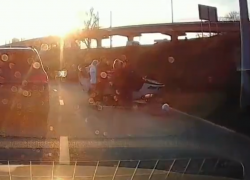 Толпа людей собралась у перевернутой на крышу машины на съезде с воронежского моста 