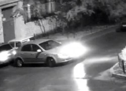 Бегство автомобиля с места ДТП попало на видео в воронежском дворе