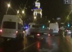 Нелепое столкновение маршрутки с «Газелью» в Воронеже попало на видео 