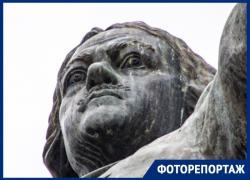 В трещинах и потеках: как выглядит воронежский памятник Петру I в год 350-летия императора