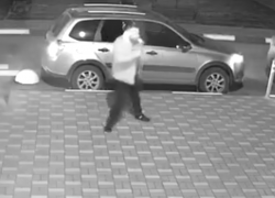 Силач одним ударом разнес автомобильное стекло 