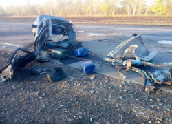 Фура Mercedes в смертельном ДТП разорвала «десятку» на воронежской дороге