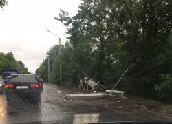 На Острогожской в Воронеже «Опель» протаранил столб и улетел в кювет
