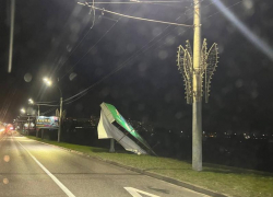 Огромный щит упал на мосту в Воронеже 