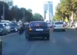 На видео попало, как «Лада» сносит велосипедиста на переходе в центре Воронежа