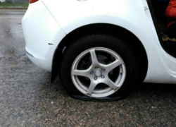Из-за ямы-убийцы воронежская автомобилистка лишилась двух колес