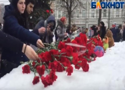 Слезы и тишина на сценах: как Воронеж вспоминал жертв кемеровской трагедии 8 лет назад