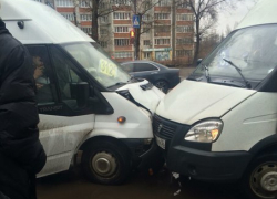 В Воронеже на улице Димитрова столкнулись три маршрутки 