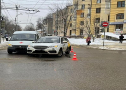 Водитель «Лифана» подрезал машину «скорой» в Воронеже