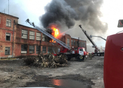 Сгорающий в пожаре экскаваторный завод в Воронеже сняли на видео