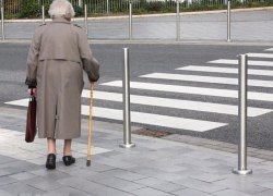 В Воронеже женщина-таран толкнула бабушку под колеса авто