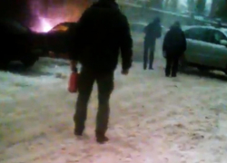 Утром в Воронеже напротив кадетского корпуса сгорели сразу две машины