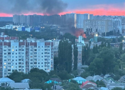 Мощный пожар в Северном микрорайоне переполошил воронежцев и попал на видео