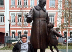 Садальский у памятника в Воронеже заявил о счастье и страшной трагедии Маршака