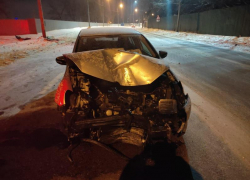 Автомобиль протаранил фонарь на набережной в Воронеже