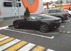 Aston Martin за 16 млн притворился инвалидом на парковке в Воронеже