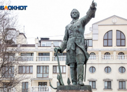 Памятник императору Петру I открылся 162 года назад в центре города