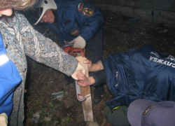 В Воронеже спасатели бензопилой помогли мальчику с гвоздем в руке