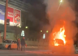 Опубликовано видео полыхающего Opel около ТЦ в Воронеже 