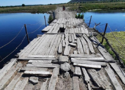 Село моста. Мостик в воду. Висячий мост (Воронеж). Мост в селе. Коммунальный мост.