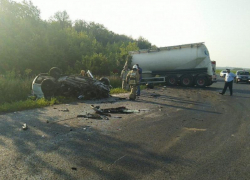 Личность третьего погибшего в ДТП с такси и фурой установили воронежские полицейские