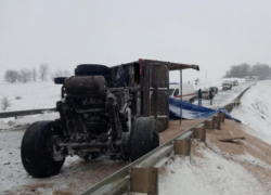 Водитель скончался: две части перевернутой фуры сняли на воронежской дороге 