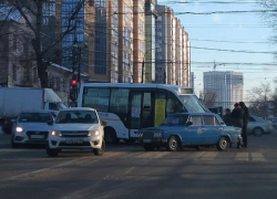 Стоит боком: в сети опубликовано фото аварии маршрутки и ВАЗа на ключевой воронежской дороге