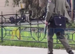 Мужчину с предметом, похожим на оружие, заметили в центре Воронежа 