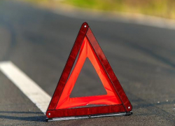 Перебегающего воронежскую трассу мужчину сбил москвич на Volkswagen Polo