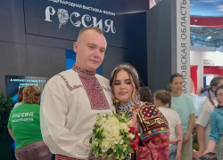 Пели и плясали: воронежская пара поженилась на свадебном фестивале на ВДНХ
