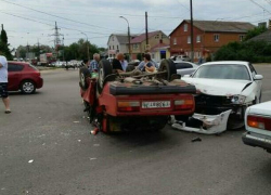 Последствия ДТП с переворотом "пятерки" показали на фото в Воронеже
