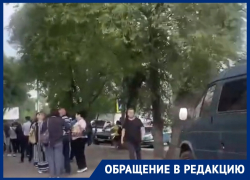 Народ без масок столпился у наркодиспансера в Воронеже