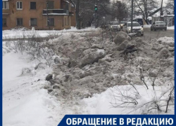 Горой грязного снега унизили пешеходов коммунальщики в Воронеже