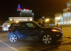 Крупная авария с Range Rover на площади Ленина в Воронеже попала на фото 