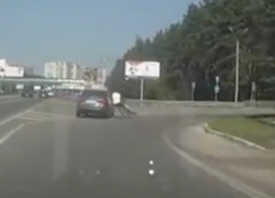 На видео попало, как «Киа» сбивает велосипедиста в Воронеже