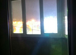 Воронежцы пожаловались на яркую вывеску и экран ТЦ, мешающие спать