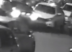 В воронежском дворе камера сняла на видео повреждение чужого авто