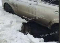 Машина провалилась в улицу в Воронеже