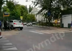 Последствия ДТП с поваленным светофором сняли в Воронеже