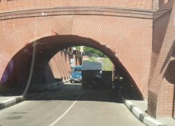 Центр Воронежа встал в пробку из-за "Газели", врезавшейся в опору Каменного моста